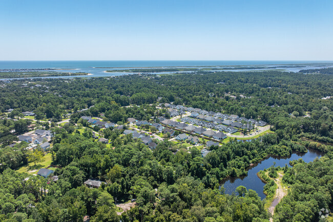 From above, the neighborhood of Seagate South is just minutes from the ocean.