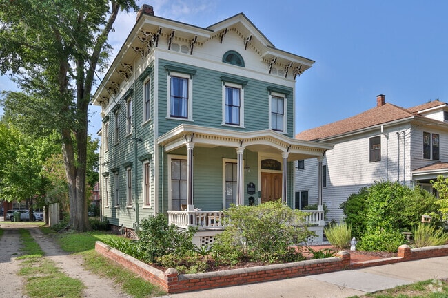 Beautiful Italianate homes with detailed awnings are popular in Old Wilmington .