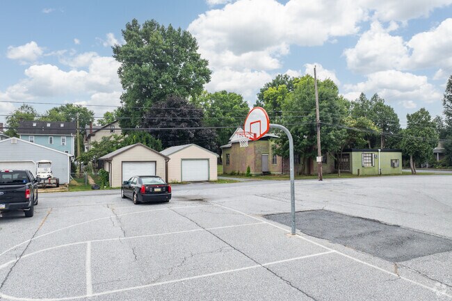 The student to teacher ratio at Elizabeth Z Price Elementary School is 11 to 1.