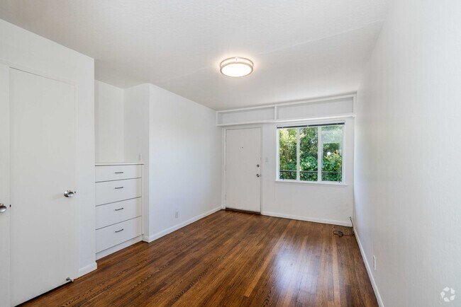 1BR, 1BA - 800SF livingroom