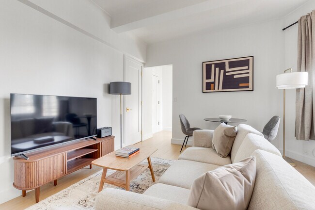 244 W 72nd St unit FL4-ID2206, New York, NY 10023 - photo 3