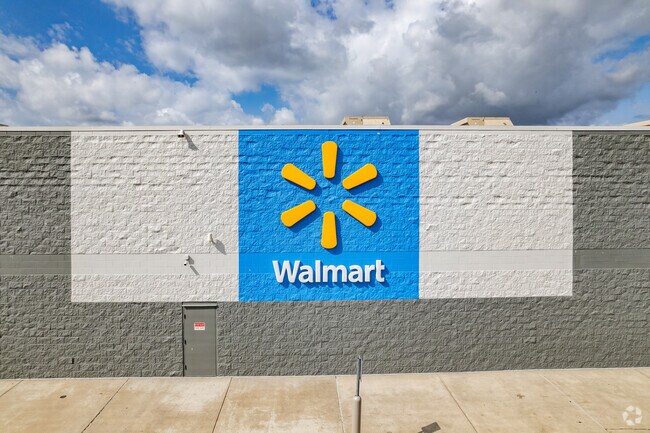 Fruitland Park's retail include many known brands: Walmart Super Center.