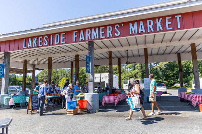 The weekly Lakeside Farmers market bring local produce to the neighborhood.