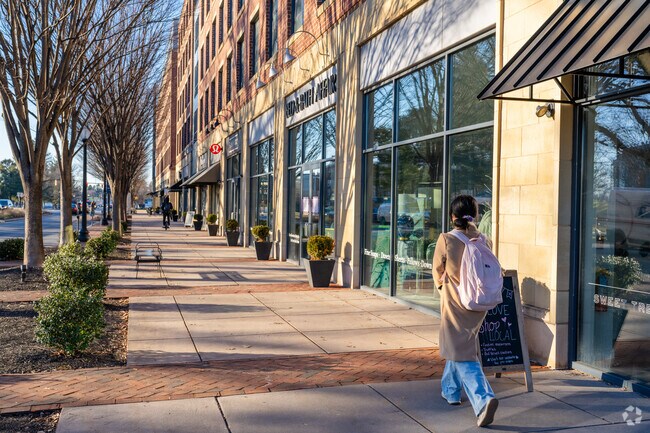 Students from Franklin and Marshall browse upscale shops and eateries in Stadium District.
