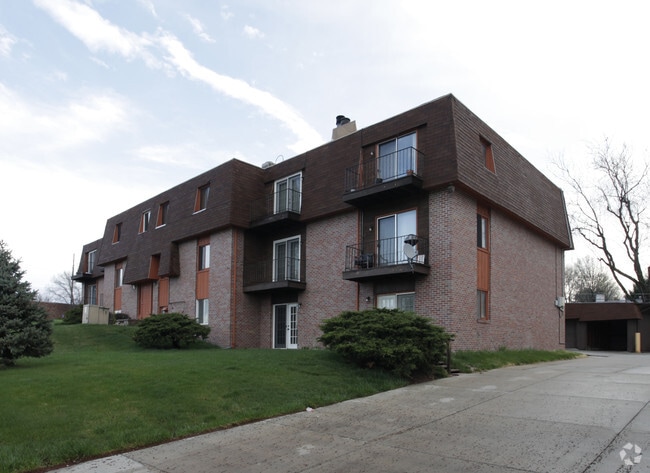 Warwick Apartments, Omaha, NE 68134 - photo 2