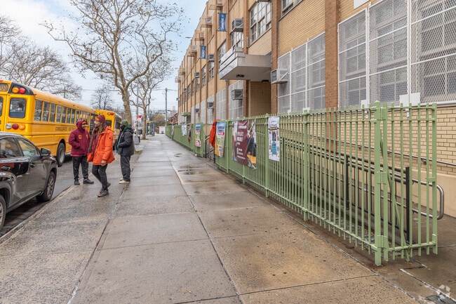 Metropolitan Diploma Plus High School has a student-teacher ratio of 9 to 1.