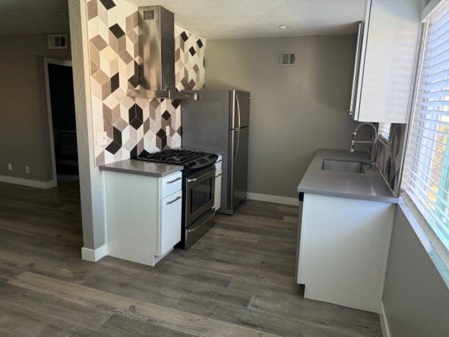 11040 Hesby St unit 102, North Hollywood, CA 91601 - photo 6