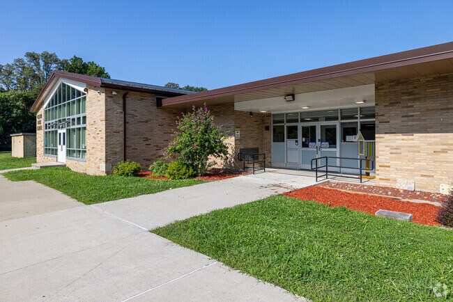 32% of students are at least proficient in math at Vassar Road Elementary School.