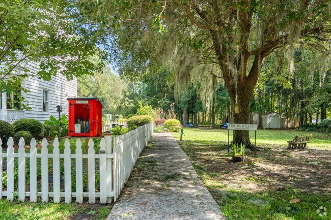 Near Oakhurst, the Savannah Botanical Garden welcomes visitors to explore its meticulously curated gardens.