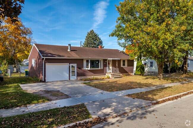 Ranch-style homes are frequent across University Avenue-Newtols Street.