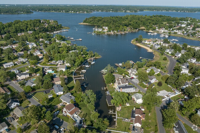 Live along the Almshouse Creek in Edgewater.