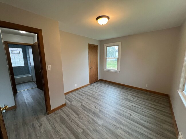 5009 N 46th St unit Lower, Milwaukee, WI 53218 - photo 5