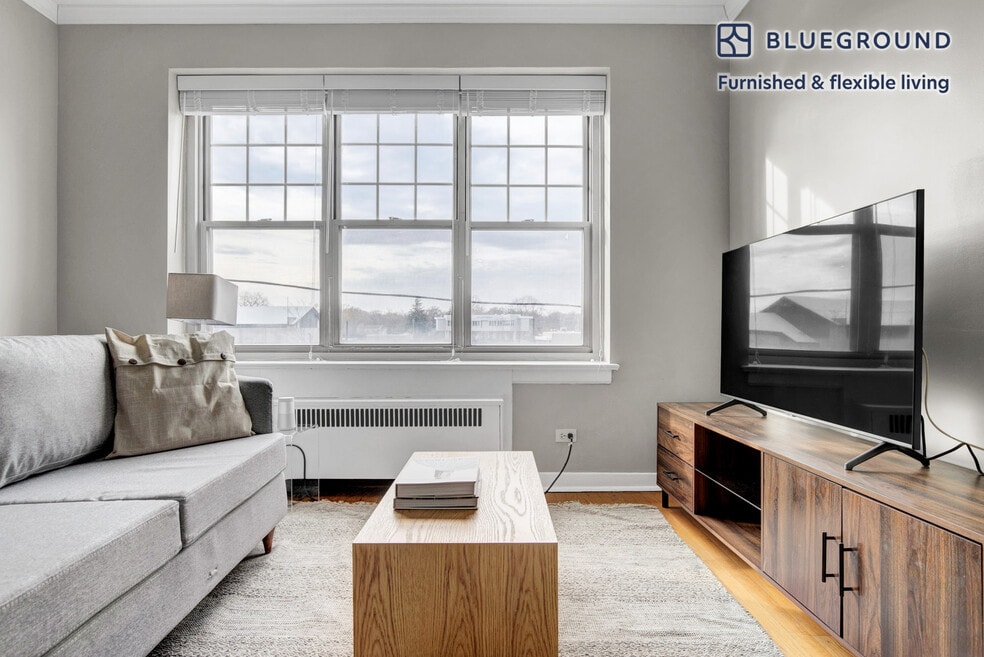 2762 Hampton Pkwy unit FL2-ID519, Evanston, IL 60201 - photo 1