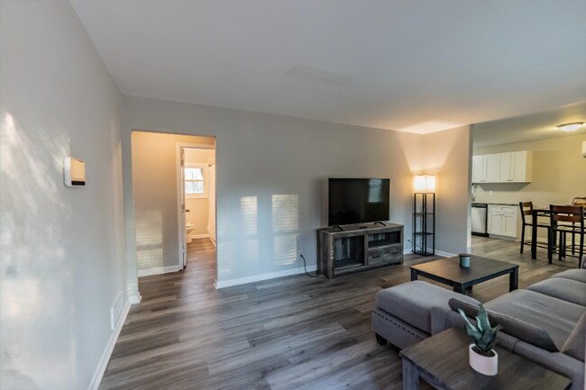 586 Oakside Dr SW unit A, Atlanta, GA 30331 - photo 2