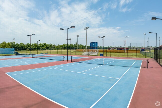 Lewisburg Intermediate School has 3 lighted tennis courts.