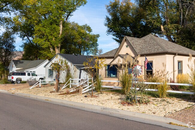 Cottages are abundant in Lincoln Park and sit close to the street.