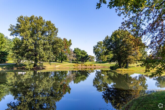 The Pearl Club golf course has several scenic lakes to stop and enjoy in Thruston.