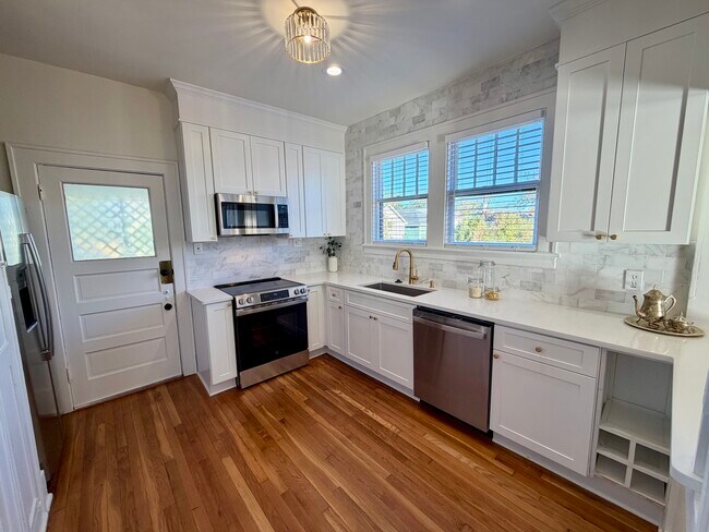 726 E 40th St, Savannah, GA 31401 - photo 6