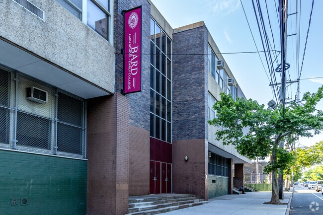 Bard High School Early College fosters collaboration and innovative problem-solving.