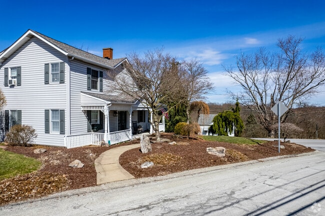 Prairie-style homes in Jefferson Hills have nice front porches.
