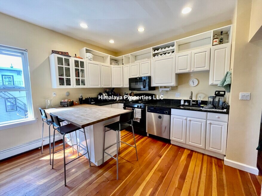 174 Putnam Ave unit 2, Cambridge, MA 02139 - photo 1