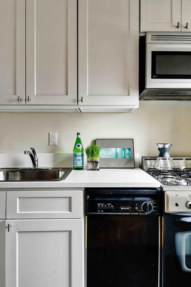 331 E 9th St unit ID1358389P, New York, NY 10003 - photo 3