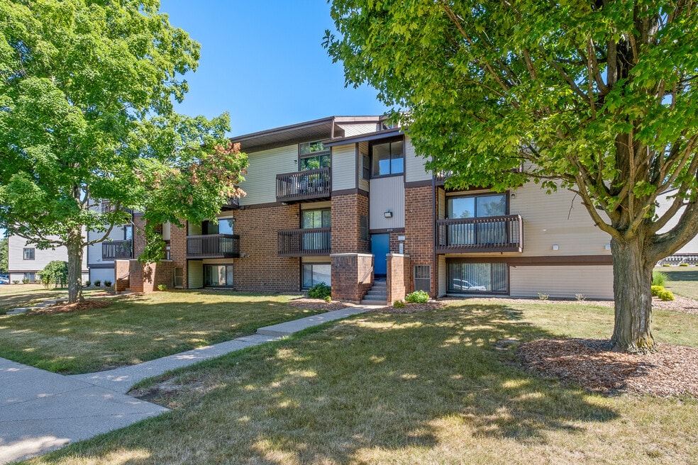 Burtons Landing Apartments, Grand Rapids, MI 49546 - photo 1