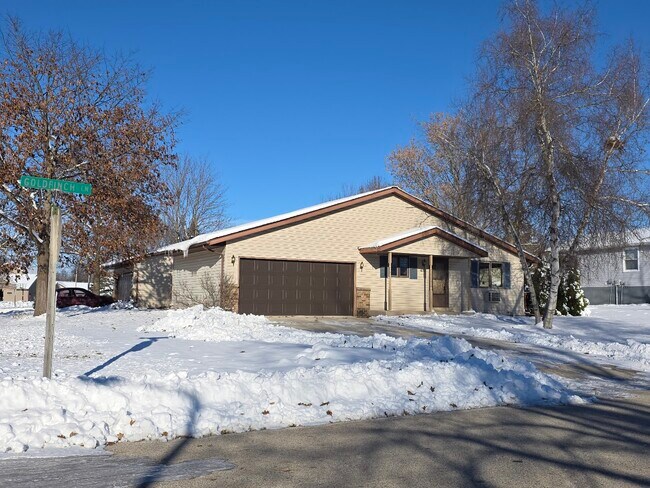 722 Goldfinch Ln, Sheboygan, WI 53083 - photo 2