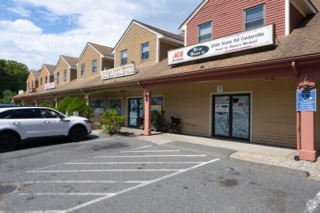 Shops and restaurants sit near Meetinghouse Lane.
