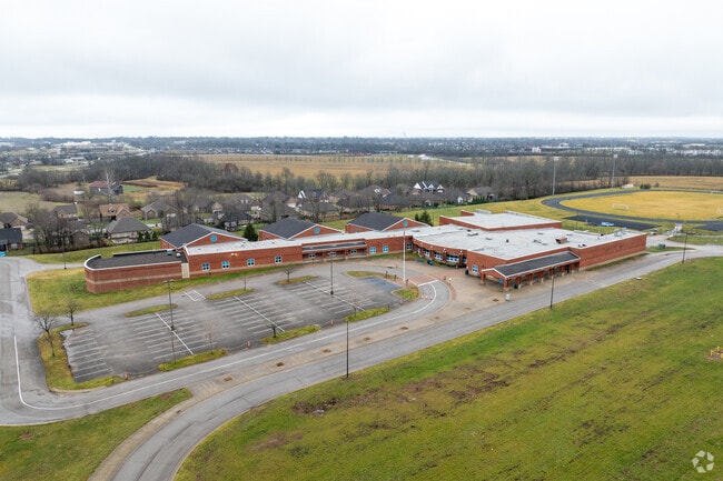 he student population of West Jessamine Middle School is 904 and the school serves 6-8.