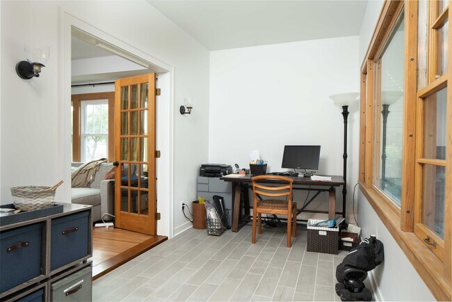 Front office/ sun room/ mud room