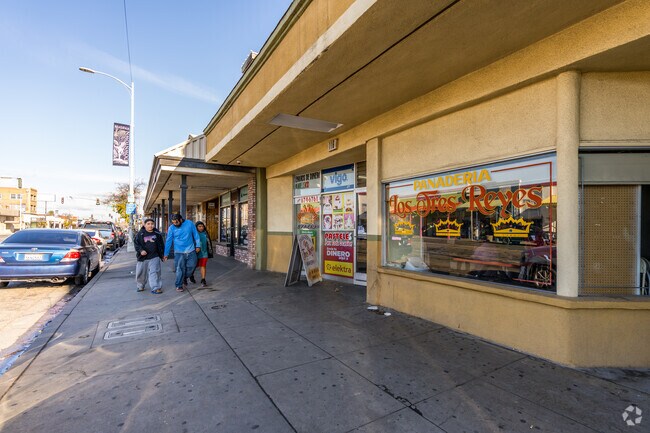 Yosemite Avenue is home to local restaurants and boutiques near Madera Acres.