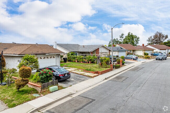 Discover cozy starter homes in Woodside.