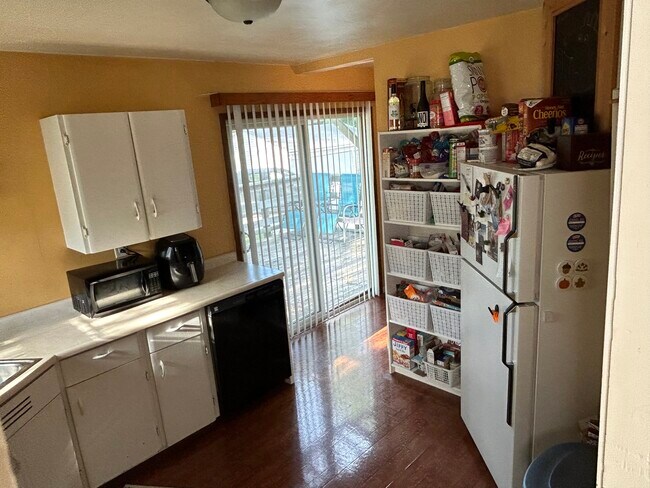 616 W 18th St, Cedar Falls, IA 50613 - photo 6