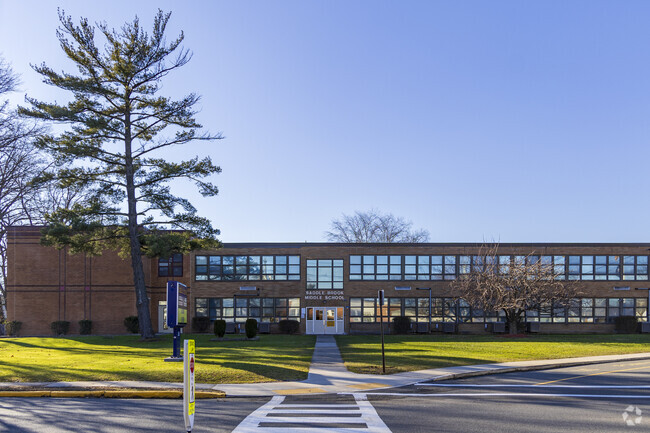 Saddle Brook Mid High School gained recognition for its varsity lacrosse teams.