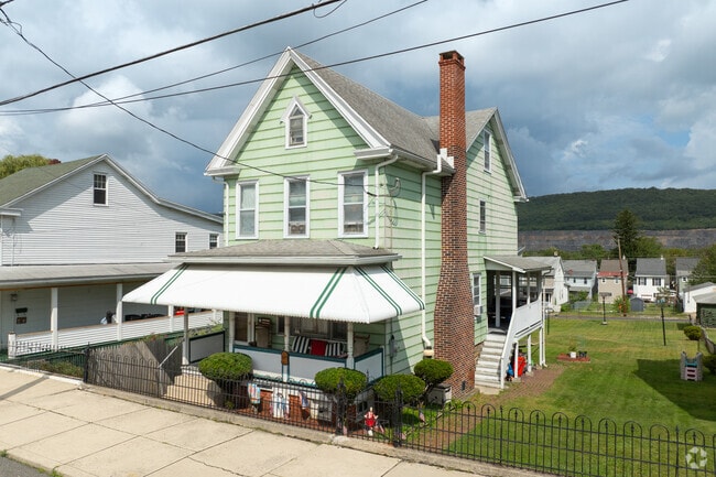 American four square homes in Coaldale offer spacious layouts and classic charm.