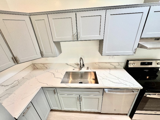 859 W 43rd Place, Los Angeles, CA 90037 - photo 2