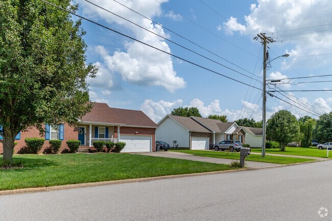 Colonial and Ranch homes are peppered throughout the Holly Point neighborhood.