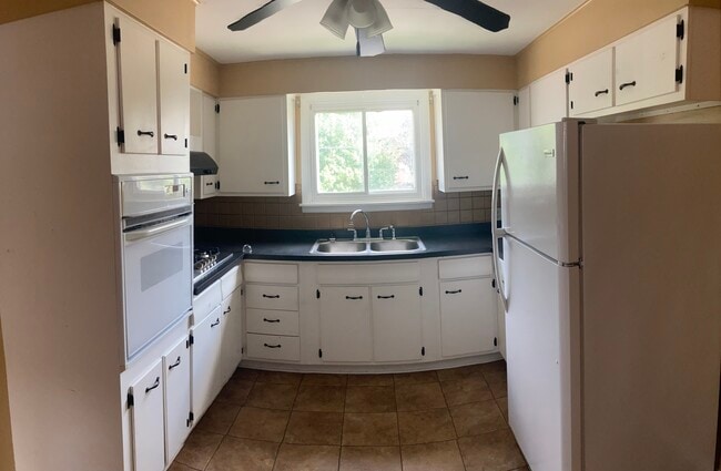 592 Dorrance Ave unit Upper, Buffalo, NY 14218 - photo 3