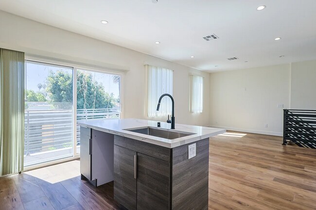 2806 S Palm Grove Ave unit 2, Los Angeles, CA 90016 - photo 5