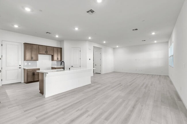 584 La Vis Acrs Ln, Las Vegas, NV 89138 - photo 7