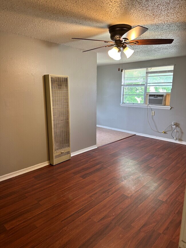 313 N 4th St unit 4, Noble, OK 73068 - photo 4