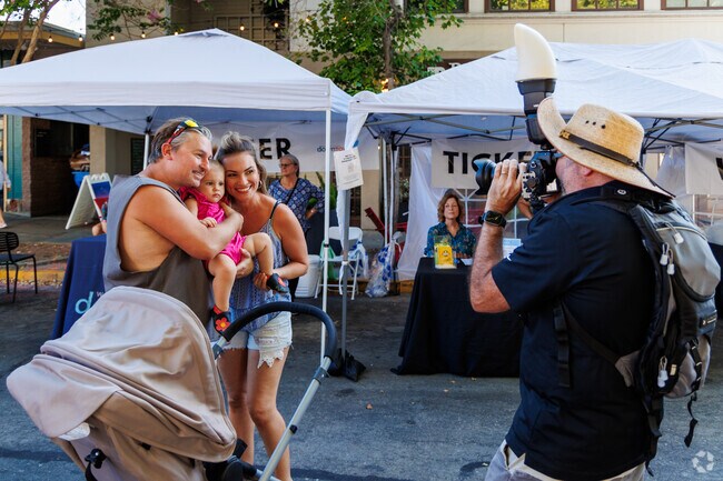 From farmers’ markets to street festivals, Diablo Shadows locals are just minutes from Downtown Walnut Creek events.