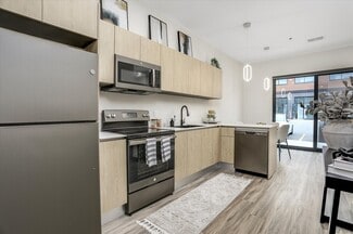 930 W Auburn Rd, Rochester Hills, MI 48307