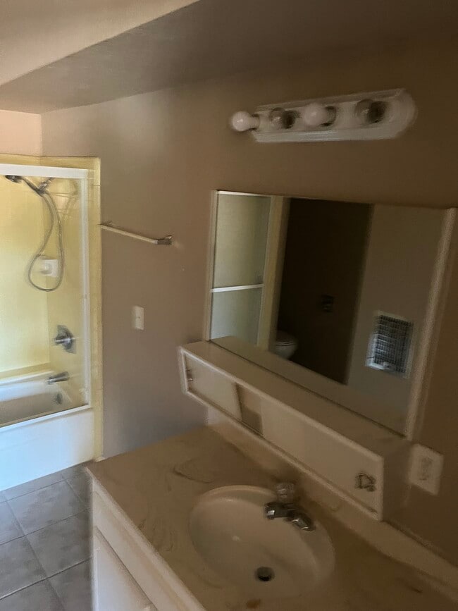 1341 W Avenue j4 unit 208, Lancaster, CA 93534 - photo 4