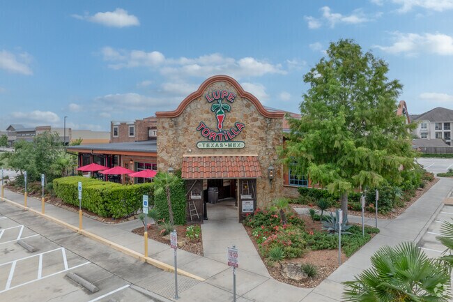 Dunham Pointe locals enjoy dining in at 
Lupe Tortilla for fresh Tex-Mex cuisine.