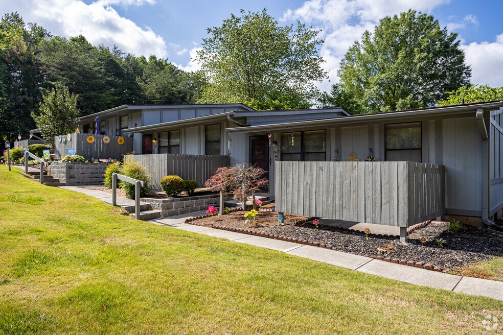 Bouldercrest, Knoxville, TN 37912 - photo 2