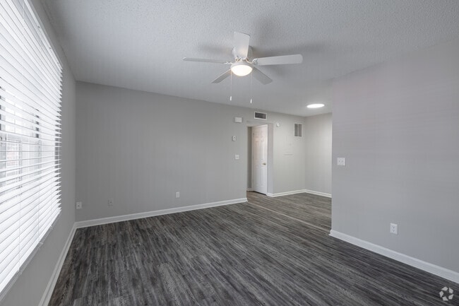 1BR, 1BA - 650SF - Living Room