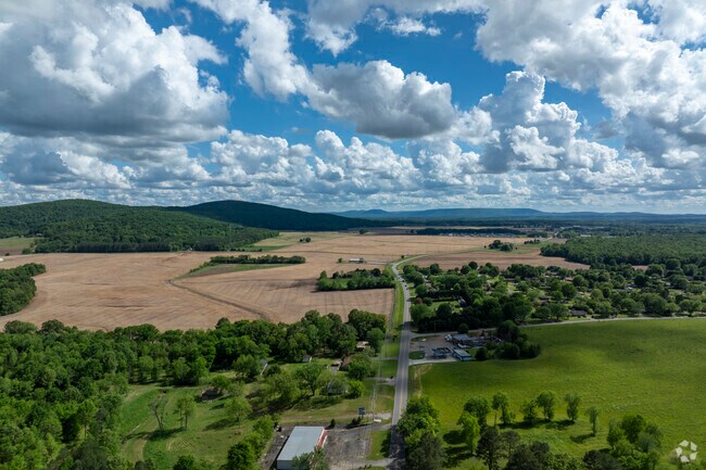 New Market Alabama is a mix of rural and residential areas in close proximity to Huntsville.