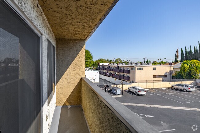 1BR, 1BA - 680SF - Balcony